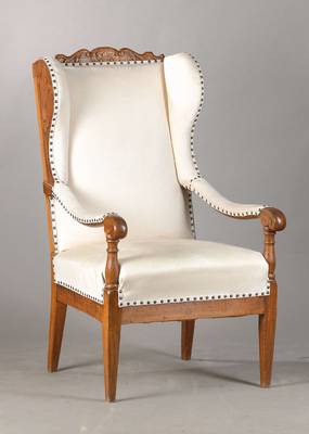 Ohrenbackensessel, deutsch, um 1850/60, Nussbaum u. Buche, spätbiedermeierliche Form, symmetrische Kammbekrönung, Ohrenaußenseiten in schöner ...