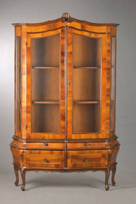Aufsatzvitrine im Barockstil, Frühes 20.Jh.,Nussbaumfurnier auf Buchekorpus, 2-türig, 3- seitig verglast, bombierter Unterbau mit 4 Schubladen u. ...