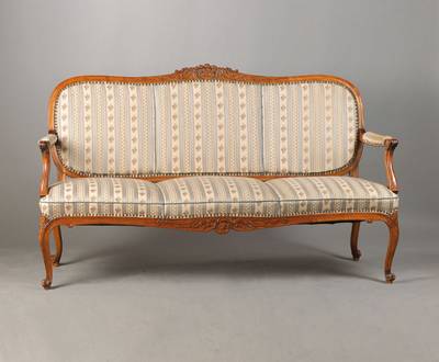 Sitzbank im Dresdner Barockstil, 3-Sitzer, um 1900, Nussbaum massiv, umlaufend gerieft, sparsame Akanthusblattschnitzerei, Bezug u. Polster mit ...