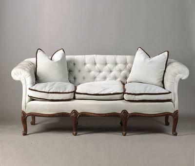 Vielfach geheftetes Sofa, Frühes 20. Jh., Nussbaum-Gestell üppig im Chesterfield-Stil gepolstert u. geheftet, 3 Sitzkissen, Gestell im Barockstil ...