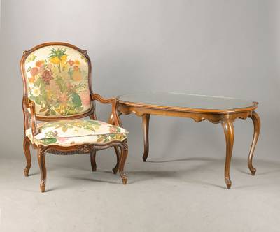 Kleine Salongruppe bestehend aus 2 Fauteuils und einem Tischchen, Stühle in Buche massiv u. lasiert, nach franz. Vorbild, um 1880/90, Tisch in ...