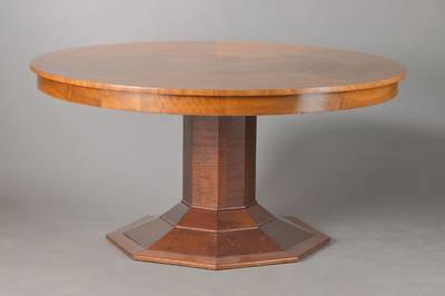Tisch, deutsch, um 1950, Korpus Weichholz, Mahagonifurnier, Furnier z.T. sternförmig verlegt, sechsfach facettiert, Fuss passig, ca. 78x151cm