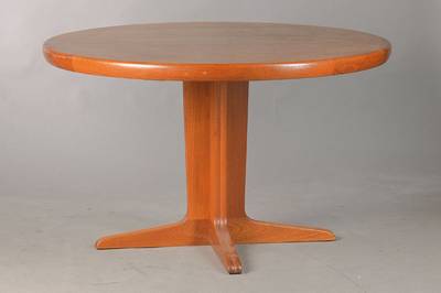 Ausziehtisch, Entwurf Niels O. Møller ,Dänemark, 60/70er Jahre, Teakholz massiv mit 2 Ausziehplatten, im kleinen Format mit Sternfuß und runder ...