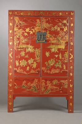 Chinesischer Vorratsschrank, frühes 20.Jh., Mahagoni, roter Lackgrund, 2-türig, Innen mit Einlegebrett, in kontrastierendem Gold verschiedenste ...