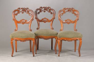 3 ausgefallene Spätbiedermeierstühle, süddeutsch, um 1840, Rüster massiv, allseitig elegant geschweifte Form, schauseitig üppig u. kompromisslos ...