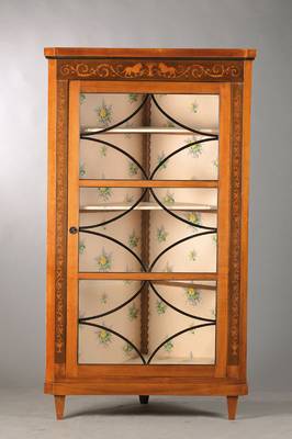 Eckvitrine, mitteldeutsch, um 1900, Buche auf Nussbaum gebeizt, 1-türig mit vielfach eingezogenen Sproßen, kontrastierend geschwärzt, Innenleben ...