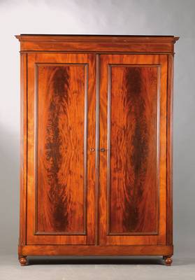 Garderoben- / Schlafzimmerschrank, norddeutsch, englischer Einfluß, um 1850/60, Mahagoni- bzw. Pyramidenmahagonifurnier auf Eichekorpus,Ecken ...