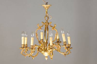 Massiver Deckenleuchter im Rokoko-Stil, deutsch, 70/80er Jahre, Bronze vergoldet, schwere Montur in Akanthusblattausführung, vielfach geschweift, ...