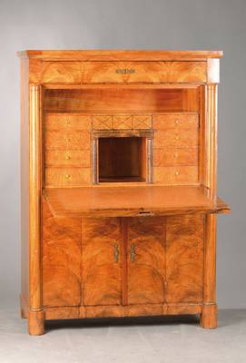 Standsekretär, südwestdeutsch, um 1825/30, Nussbaum- bzw. Pyramidennussbaumfurnier doppelt gespiegelt verlegt auf Weichholzkorpus, Überbauschub ...