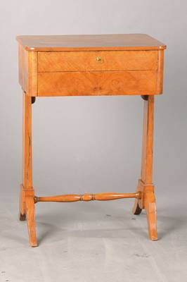 Nähtischchen, deutsch, um 1830, Nussbaum massiv u. furniert, 2-schübiger Kasten auf schmalen Pilastern, geschweifte Beinchen, Schub ohne ...