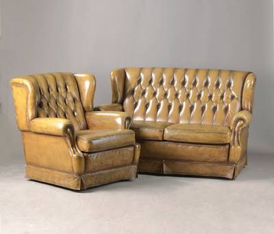 2-Sitzer-Sofa u. 2 Sessel, im Chesterfield- Stil, Mitte 20.Jh., Buchegestell gepolstert,Echtlederbezug gebordet u. vielfach geheftet, Ziernägel, ...