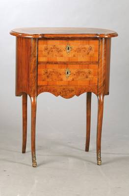 Beistelltischchen in Nierenform, mitteldeutsch, wohl Raum Dresden, um 1900, Nussbaum- Wurzelnussfurnier auf Eichekorpus, 2-schübig, kl. ...