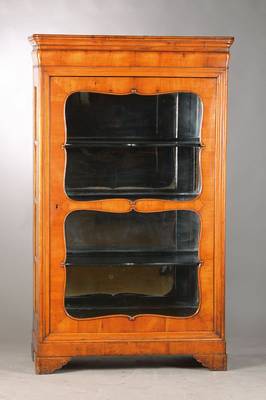 Vitrine, wohl Pfalz / Baden, 1835/40, Kirschbaumfurnier auf Weichholzkorpus, 3-seitig verglast,1-türig mit geschwungener u. geriefter Rahmung, ...