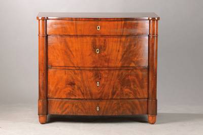 Biedermeierkommode, norddeutsch, um 1830, Mahagonifurnier auf Weichholzkorpus, 4-schübig, front gewölbt, mit orig. Schlüsselschildeinlagen in ...