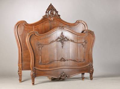 Schlafzimmer-Einrichtung im Rokoko-Stil, Frankreich, um 1900, Eiche massiv, 3-türiger Schrank verglast, H.ca. 255cm, Spiegelkommode H.ca. 193 cm, ...