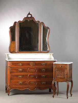 Schlafzimmer-Einrichtung im Rokoko-Stil, Frankreich, um 1900, Eiche massiv, bestehend aus einem Garderobenschrank, 1-türig fac. verglast, mit ...