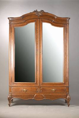 Garderobenschrank, Frankreich, um 1900, Eiche massiv, 2-türig, diese sek. verspiegelt, 2 Sockelschübe, Bekrönung besch., keine Innenleben, keine ...