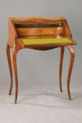 Damensekretär im Louis-XV-Stil, Frankreich, um 1900, Rosenholzfurnier auf Pappel- u. Eichekorpus, allseitig bombierte Form, geschweifte Beinchen mit ...