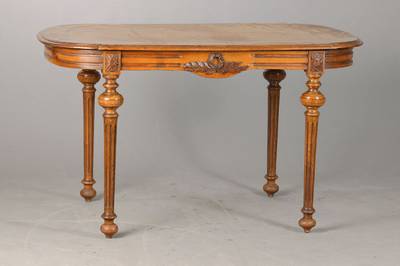 Salontischchen im Louis-XVI-Stil, frühes 20.Jh., Nussbaum massiv, applizierte Schnitzereien, konische u. kannelierte Beine, Platte 4-fach ...