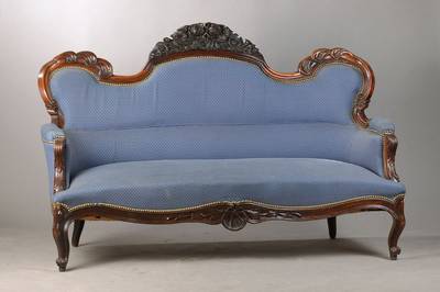 Salonsofa, deutsch, um 1860/70, Nussbaum, umlaufend geschweift u. gerieft, vielfach gegenläufiger Volutendekor, Akanthusblätter sowie detailreiche ...