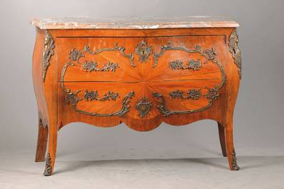 Kommode im Louis-XV-Stil, 20.Jh. Rosenholzfurnier auf Eichekorpus, stiltypisch bombierte Form, mit üppigem Bronzebeschlag, seitl. Espagnoletten, ...