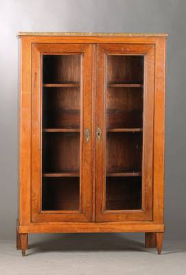 2-türige Vitrine mit Marmorplatte, wohl Frankreich, um 1880/90, Mahagoni furniert u. massiv, Türfüllungen verglast u. mit profilierter Rahmung, ...