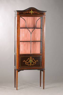 1-türige Vitrine, England, 20.Jh., Mahagoni auf Eiche, z.T. lasiert u. nachgezeichnet, stilisierte Bemalung soll Intarsien- u. Pietra-Dura-Arbeiten ...