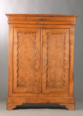 Wäscheschrank, wohl Pfalz / Baden, um 1850/60, Esche massiv, Brezelfüllungen 2-türig, Kopfschub mit Wulst, Rahmen auf Gehrung gearbeitet, Teile ...