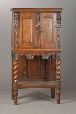 Stollenschrank, Rheinisch, z.T. aus alten Teilen, um 1880/90, Eiche massiv, 2-türig, Seitenlisenen u. Schlagleiste mit Putti-Verzierung, Innen ...