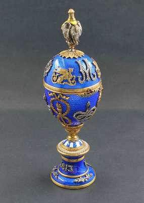 Parfumflakon in Form eines Eies 1930/40er Jahre, 88er Silber vergoldet, apokryphe Marken von Petersburg, Faberge und H. Wigström, Grund guill. und ...