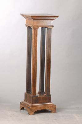 Blumensäule, deutsch, um 1900, Buche auf Mahagoni gebeizt, vielfach profilierter Sockel, 4 umlaufend kannelierte viereckige Säulen, vielfach ...