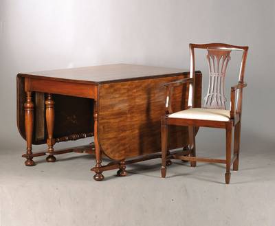 Große Speisezimmer-Garnitur, England, sp 19.Jh., Mahagoni massiv, eklektizistisch, sog. Gateleg-Table mit 2 ausklappbaren Wangen, dazu 6 Stühle und ...