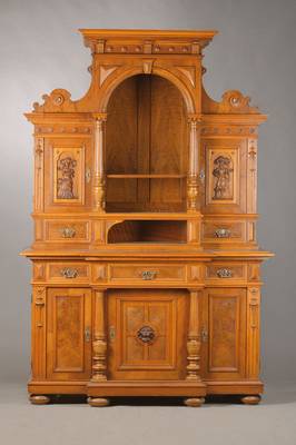 Aufsatzbuffet, deutsch, um 1880/90, Nussbaum furniert, auf Weichholzkorpus, Kredenz 3-türig u. 3-schübig, Kredenz mit Mittelrisalit, reiche ...