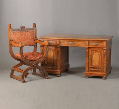 Herrenschreibtisch mit Scherenstuhl, deutsch, um 1880/90, Nussbaumfurnier auf Weichholzkorpus, 3 flache Schübe, 2 Seitenkästen, rechts mit 3 engl. ...