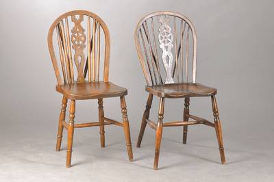 4er Satz Windsor-Stühle, England, um 1920, Rüster u. Buche, mit sog. Wheel-Back, einer dazugearbeitet, urig u. ländlich charmant, H. ca. 91 cm, ...