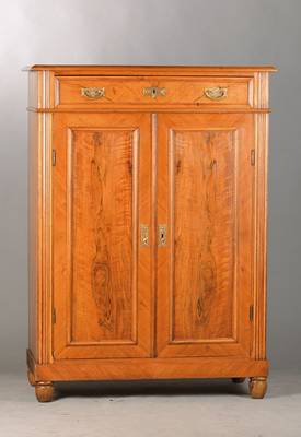 Vertiko, deutsch, um 1880/90, Nussbaum bzw. Wurzelnussfurnier in den Füllungen, 1-schübig u. 2-türig, vielfach profiliert u. gerieft, urspr. mit ...