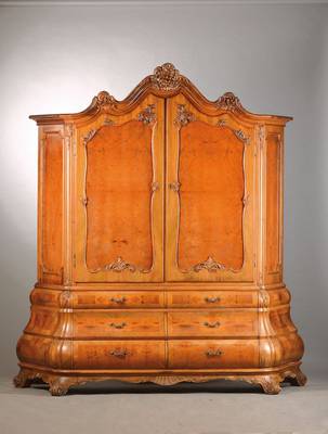 Aufsatzschrank, deutsch, 60/70er Jahre,Nussbaum massiv, Maserholzfüllungen auf Kreuzfuge gearbeitet, reich geschnitzte Ornamentik, nach ...
