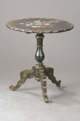 Beistelltischchen, wohl England, um 1870/80, Holz schwarz gelackt mit Perlmut-Einlagen, Balusterschaft mit ausgestellten geschweiften Beinen, H. ca. ...