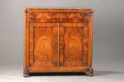 Halbschrank, deutsch, um 1850/60, Wurzelnussfurnier auf Weichholzkorpus, 2-türig u. 1-schübig, seitl. 3/4-Stäbe, Brezelfüllungen, kl. Fehlstellen ...