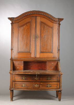 Aufsatzsekretär, wohl südwestdeutsch, um 1800, Eiche massiv, Aufteilung à trois corps, klassizistische Formsprache vielfach profilierter ...