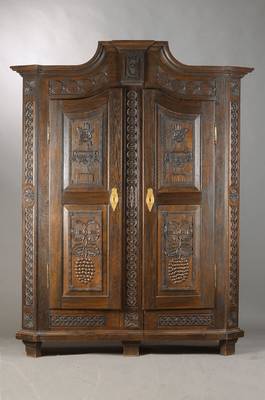Bodenseeschrank, um 1850-60, Eiche massiv, reich in klassizistischer Manier geschnitzt, geschwungener Giebel mit geradem Abschluss fürVasen, Ecken ...