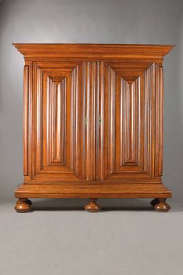Wellenschrank, wohl Hessen, Frankfurt, um 1760/70, Eiche massiv, Sockel und Gesims regionstypisch weit hervorragend, Ecklisenen als Nasen ...