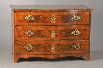 Barockkommode, wohl Frankfurt, um 1750/60, Nussbaumfurnier vielfeldrig auf Weichholzkorpus verlegt, Furnier z.T. doppelt gespiegelt verlegt, Front l. ...
