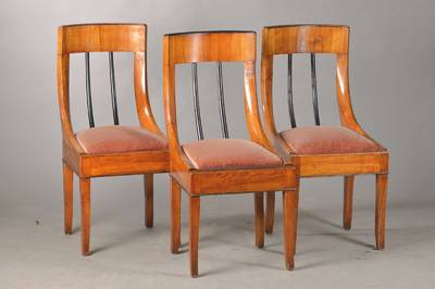 3 Gondelstühle, süddeutsch, um 1815/20, Kirschbaumfurnier auf Weichholzkorpus, Rückenlehne gondelförmig mit geschwärzter Verstrebung, ...