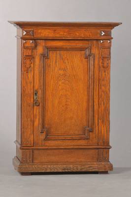 Wandschränkchen, deutsch, um 1880/90, Eiche massiv, Fassadenfront, seitl. Pilaster, Türe mit verkröpfter Rahmung, Innen 2 Einlegeböden sek., ca. ...