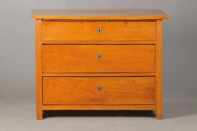 Kommode, süddeutsch, um 1830/40, Kirschbaum massiv u. furniert, Eiche u. Weichholzkonstruktion, 3-schübig, schlichte u. reduzierte Formgebung, alte ...