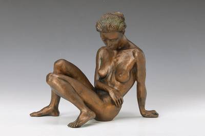 Walther Bruns, geb. 1954, Skulptur, sitzender weiblicher Akt, signiert, H. ca. 26 cm, L. ca. 30 cm