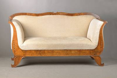 Biedermeiersofa, südwestdeutsch, wohl Mainz / Frankfurt, um 1825/30, Nussbaumfurnier auf Weichholzkorpus, elegant ausgeschweift, Beine u. Armlehnen ...