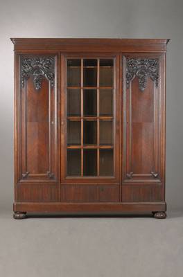 Bücherschrank, deutsch, um 1915/20, Eiche, Jugendstil, komplett auf Rahmen gearbeitet, 3- türig, Sockelteil vielfach gerippt, Mitteltür mit vielen ...