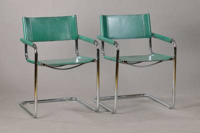 Vier Freischwinger, wohl Thonet, 80er Jahre,grünes Leder, verchromtes Stahlrohrgestell, Leder mit Gebr.-Sp., keine Herstellerplakette / -etikett, ...